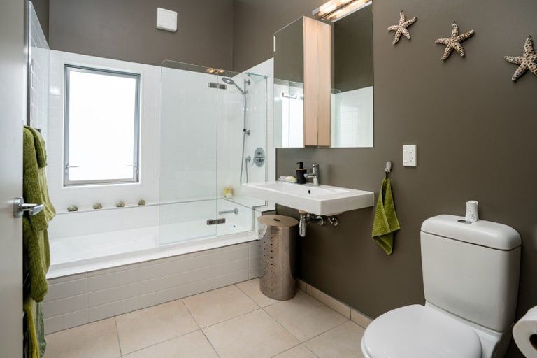 Photo of property in 37 Tiketike Way, Brooklyn, Wellington, 6021