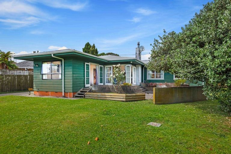 Photo of property in 35 Yeovil Road, Te Atatu Peninsula, Auckland, 0610
