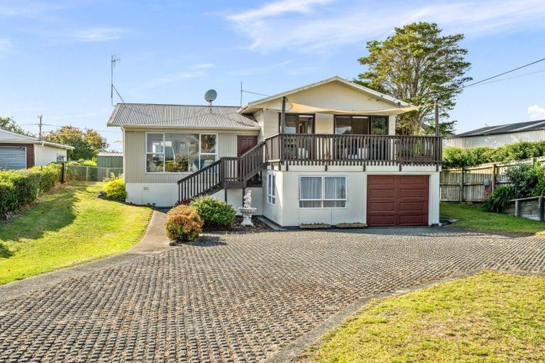 Photo of property in 11 Karoro Road, One Tree Point, 0118