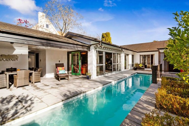 Photo of property in 6 Golf Road, Heretaunga, Upper Hutt, 5018