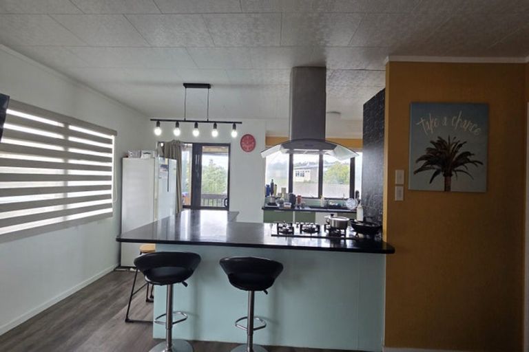Photo of property in 37 Meadowvale Rise, Titirangi, Auckland, 0604
