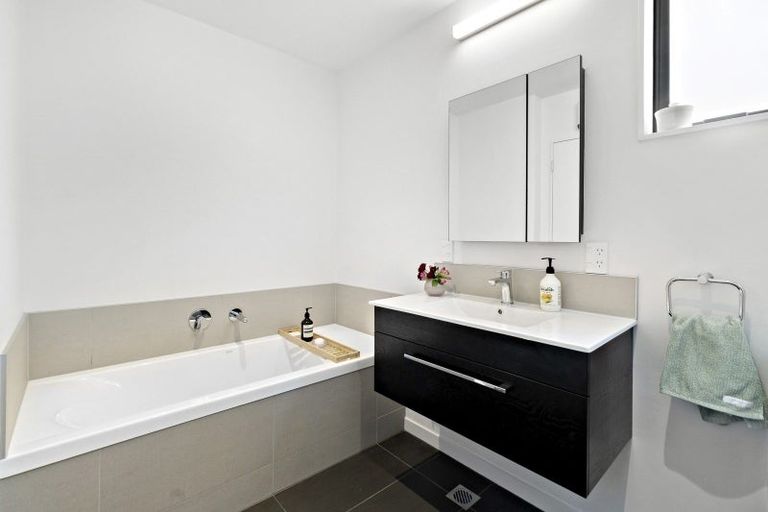 Photo of property in 15/6 Oswald Crescent, Paparangi, Wellington, 6037