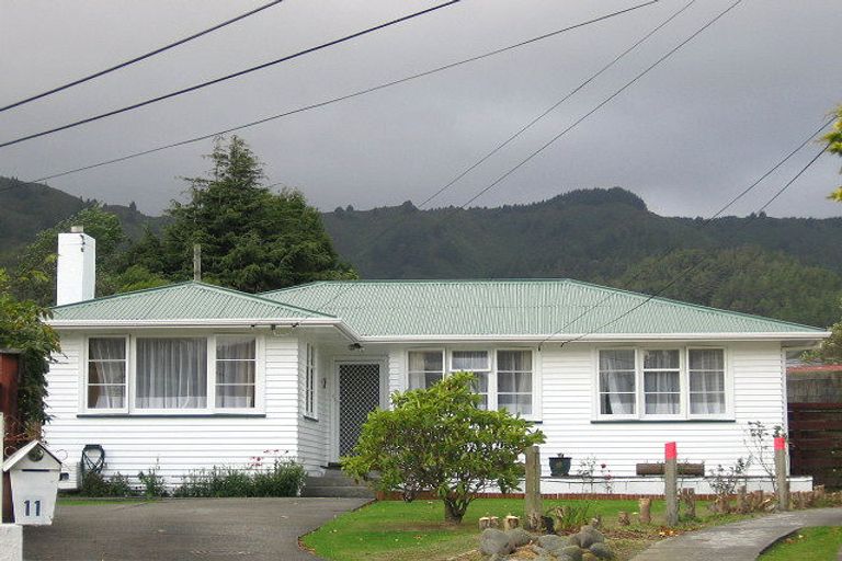 Photo of property in 11 Walker Grove, Stokes Valley, Lower Hutt, 5019