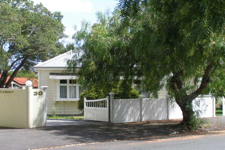Photo of property in 4/30 Clarence Road, Northcote Point, Auckland, 0627