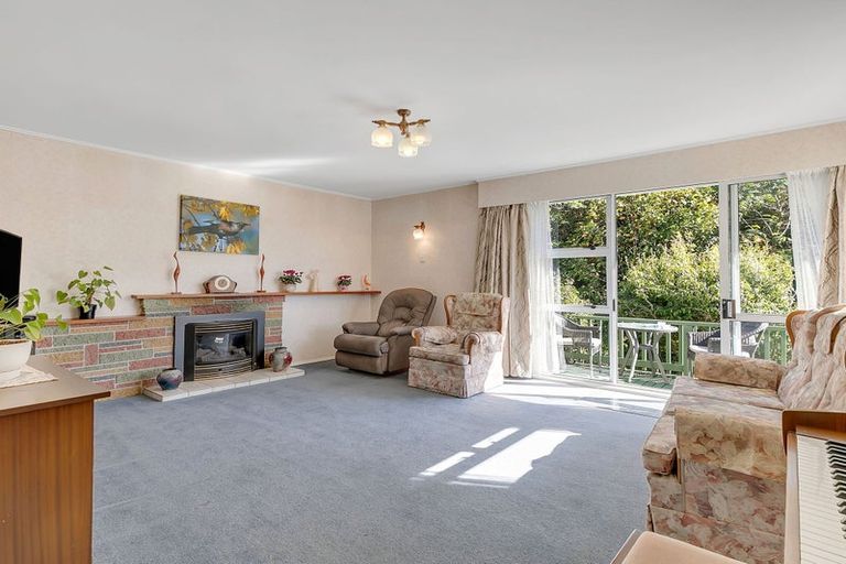 Photo of property in 25 Larsen Crescent, Tawa, Wellington, 5028