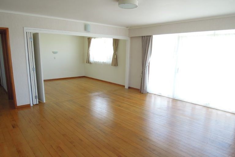 Photo of property in 3/2 Scarboro Terrace, Murrays Bay, Auckland, 0630