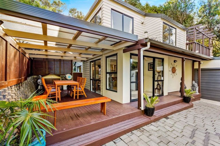 Photo of property in 560 Scenic Drive, Waiatarua, Auckland, 0612