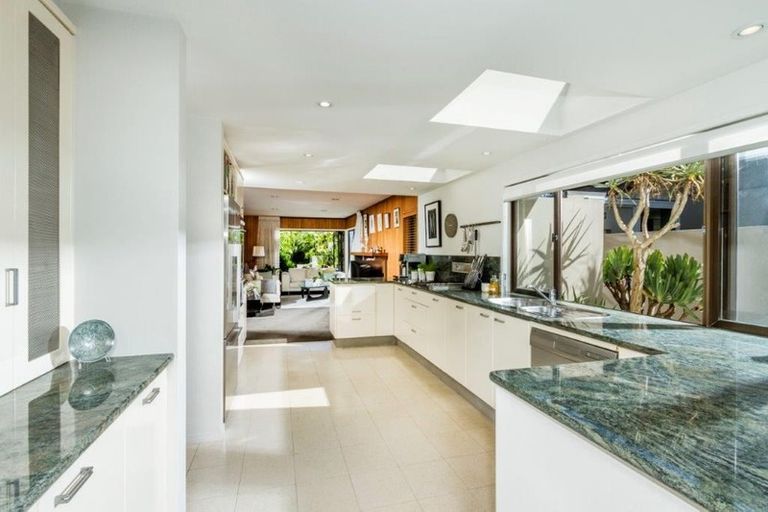 Photo of property in 246/44 Ocean View Road, Milford, Auckland, 0620