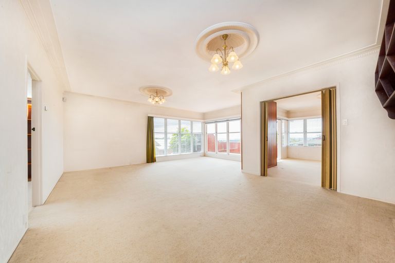 Photo of property in 4301 Great North Road, Glendene, Auckland, 0602