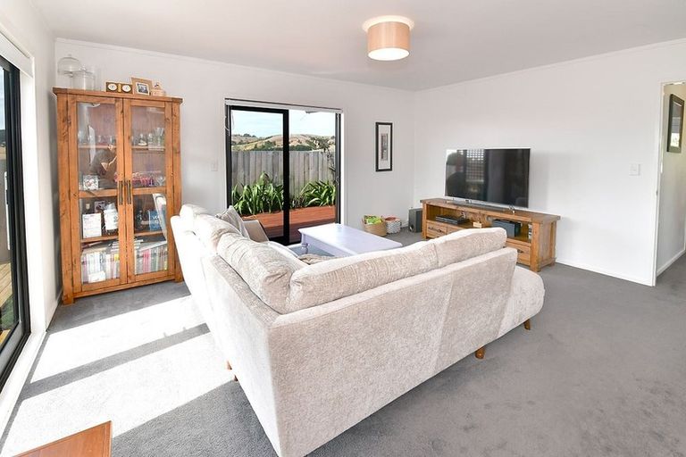 Photo of property in 16 Rauta Way, Helensville, 0800