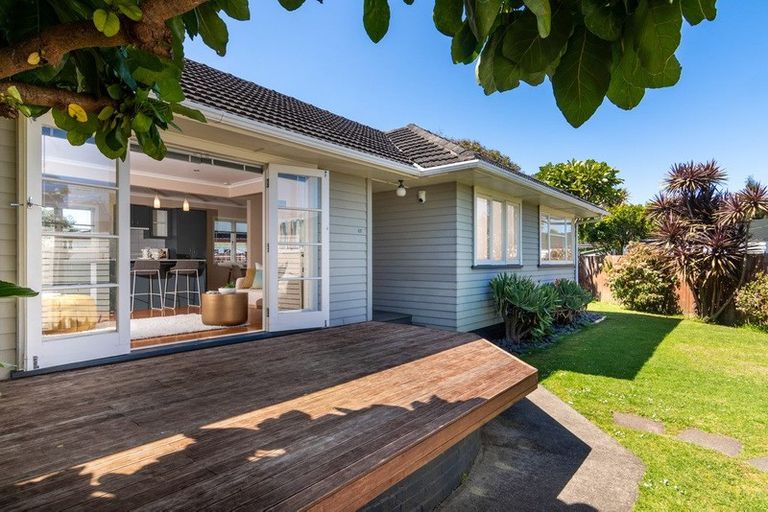Photo of property in 47 Hereford Street, Te Atatu Peninsula, Auckland, 0610