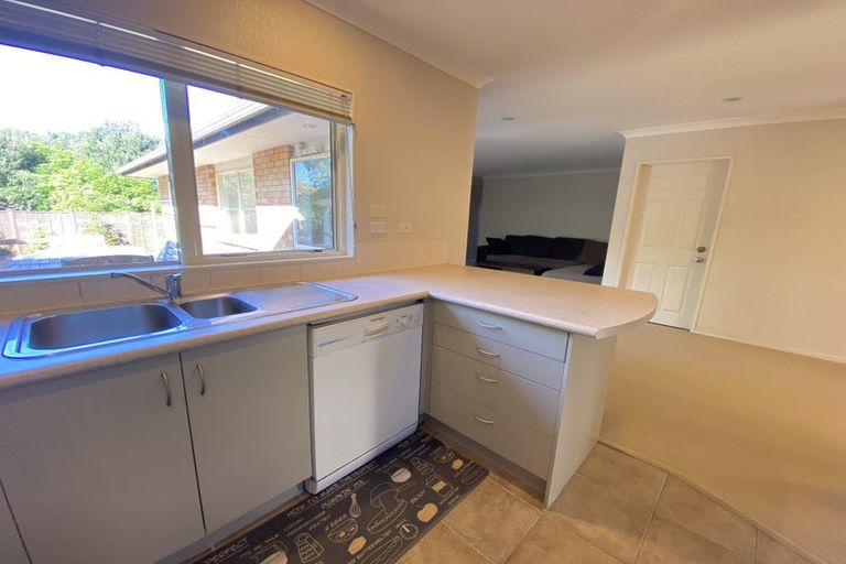 Photo of property in 6e Clearwater Cove, West Harbour, Auckland, 0618