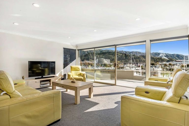 Photo of property in 39 Waikawa Road, Picton, 7220