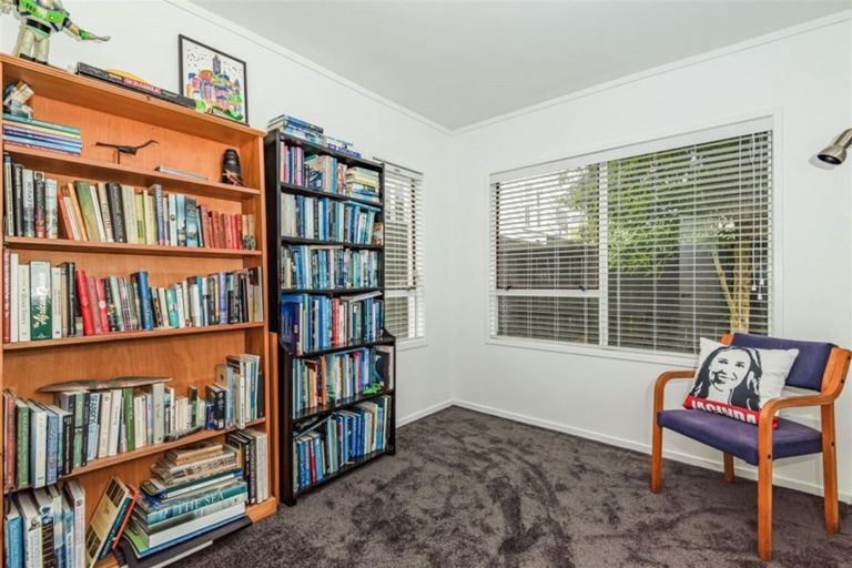 Photo of property in 2/22 North Avenue, Narrow Neck, Auckland, 0624