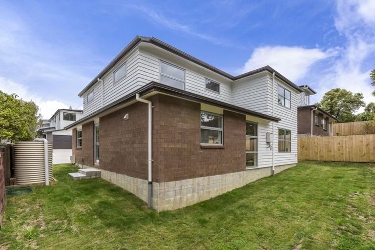 Photo of property in 17 Normanton Street, Glenfield, Auckland, 0629