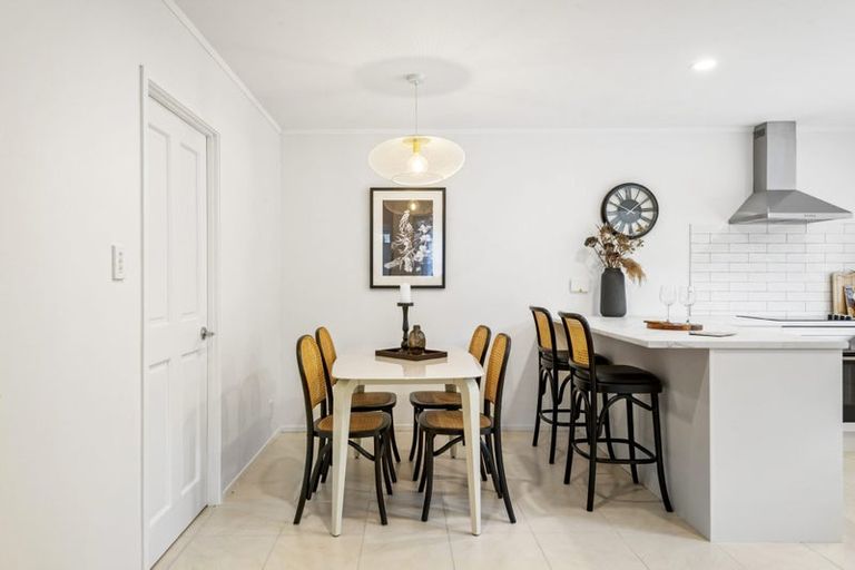 Photo of property in 2/7 Tallington Crescent, Torbay, Auckland, 0630