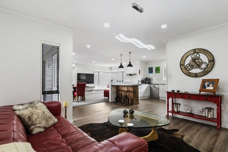 Photo of property in 62 Golfland Drive, Golflands, Auckland, 2013