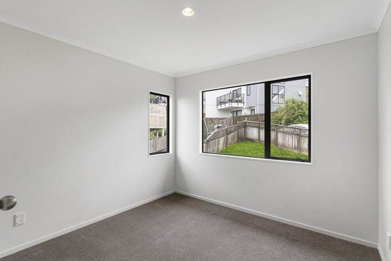 Photo of property in 2/14 Mossop Rise, Glenfield, Auckland, 0629
