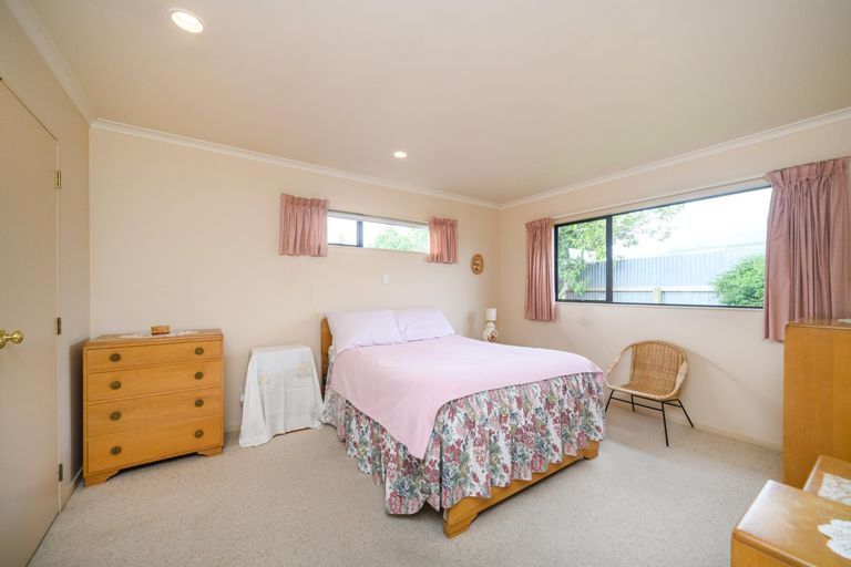 Photo of property in 19 Woburn Place, Takaro, Palmerston North, 4412