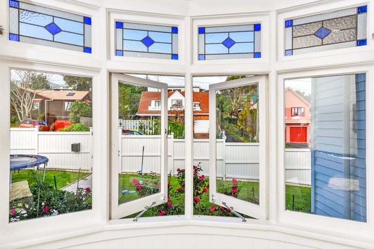 Photo of property in 1/2 Merwood Lane, Devonport, Auckland, 0624