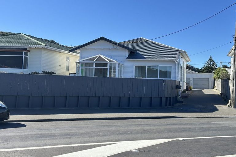 Photo of property in 118 Lyall Parade, Lyall Bay, Wellington, 6022