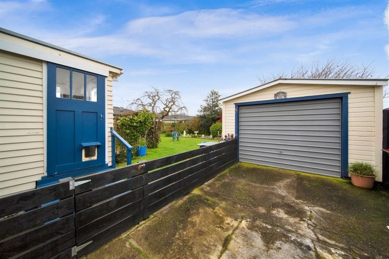 Photo of property in 10 Robbins Crescent, Hawera, 4610