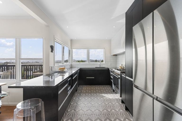 Photo of property in 29 Te Atatu Road, Te Atatu South, Auckland, 0610