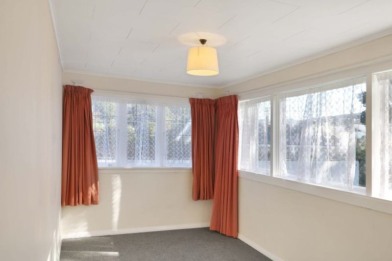 Photo of property in 22 Saint Albans Grove, Woburn, Lower Hutt, 5010