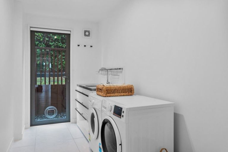 Photo of property in 1 Endymion Place, Half Moon Bay, Auckland, 2012