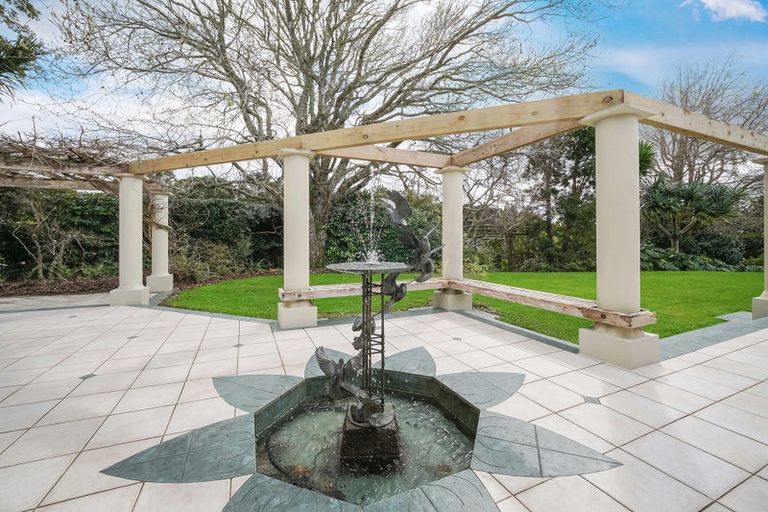 Photo of property in 9 Laingholm Drive, Laingholm, Auckland, 0604
