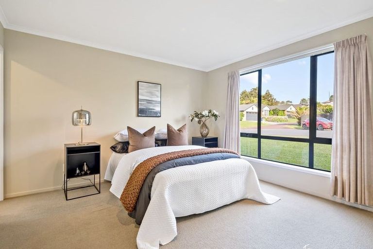 Photo of property in 11 Sunvista Avenue, Oteha, Auckland, 0632
