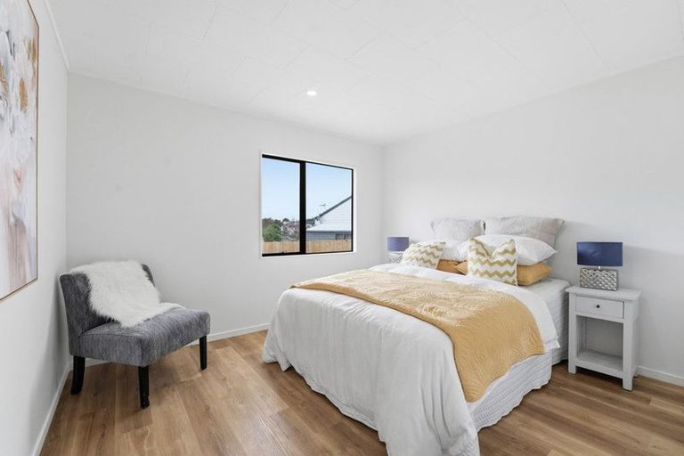 Photo of property in 2/68 Meadowood Drive, Unsworth Heights, Auckland, 0632