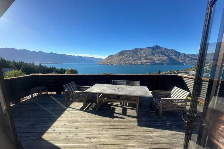 Photo of property in 92 Wynyard Crescent, Fernhill, Queenstown, 9300