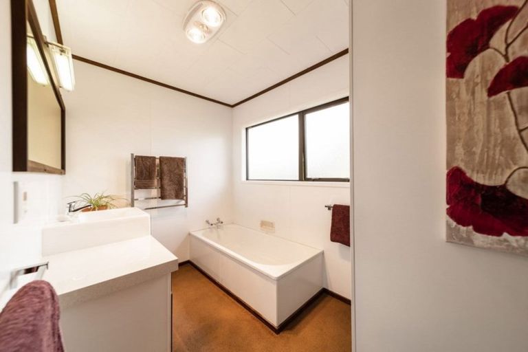 Photo of property in 18 Poplar Drive, Kelvin Heights, Queenstown, 9300