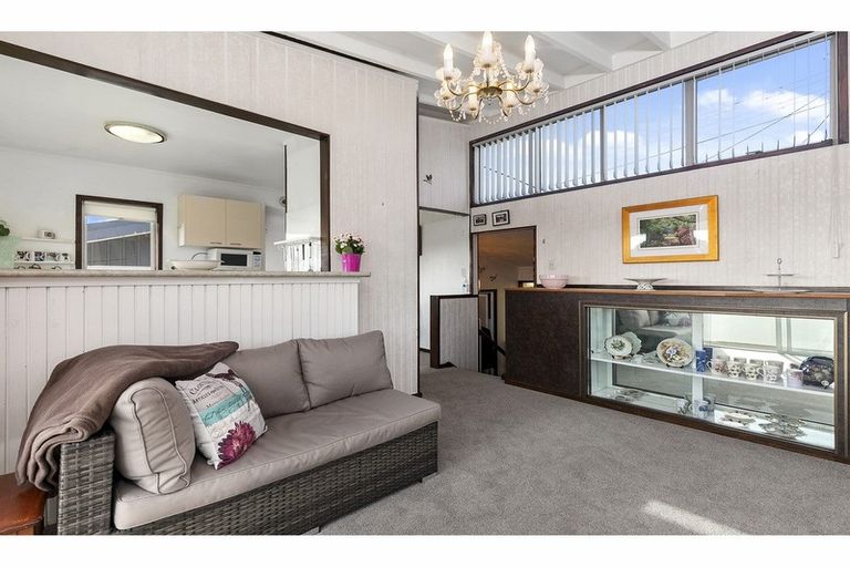 Photo of property in 2/58 Pupuke Road, Hillcrest, Auckland, 0627