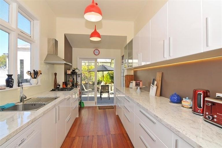 Photo of property in 35 Dorking Road, Brooklyn, Wellington, 6021