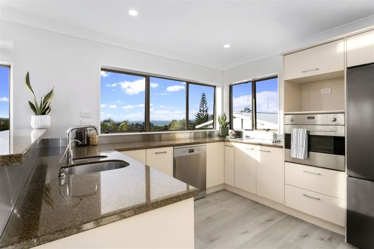 Photo of property in 8 Higham Ferrers Place, Red Beach, 0932