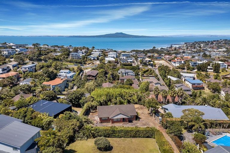 Photo of property in 28 Parr Terrace, Castor Bay, Auckland, 0620