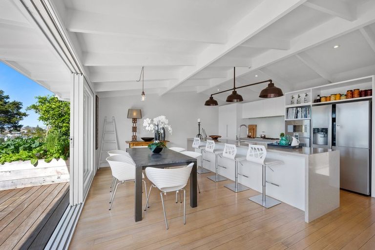 Photo of property in 32 Seaview Avenue, Northcote, Auckland, 0627