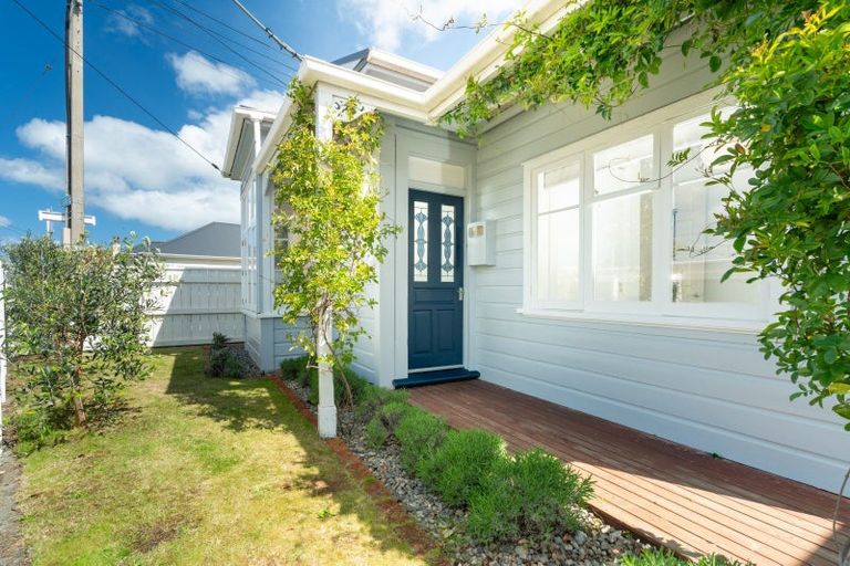 Photo of property in 90 Onepu Road, Lyall Bay, Wellington, 6022