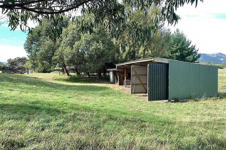 Photo of property in 224 Pukenamu Road, Te Horo, Otaki, 5581