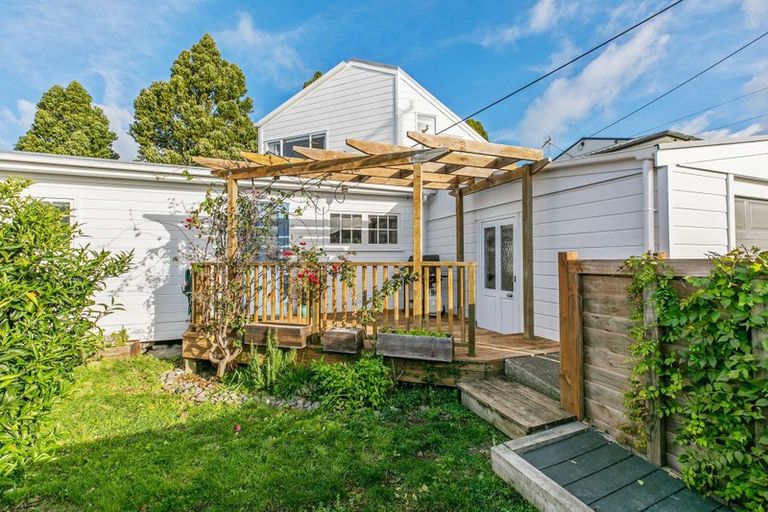 Photo of property in 96a Wade River Road, Stanmore Bay, Whangaparaoa, 0932