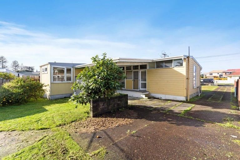 Photo of property in 17 Pine Road, Orewa, 0931