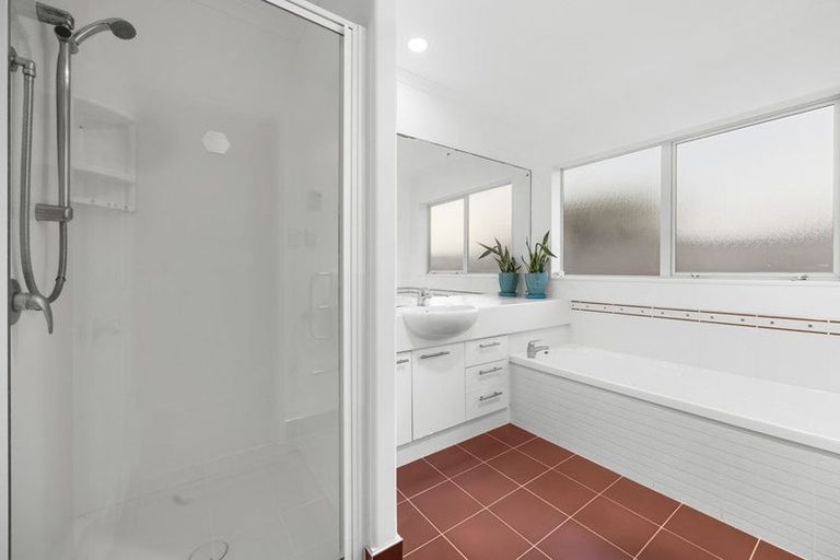 Photo of property in 8 William Woods Court, Flat Bush, Auckland, 2016