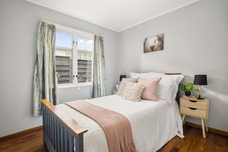 Photo of property in 18 Batchelor Street, Newlands, Wellington, 6037