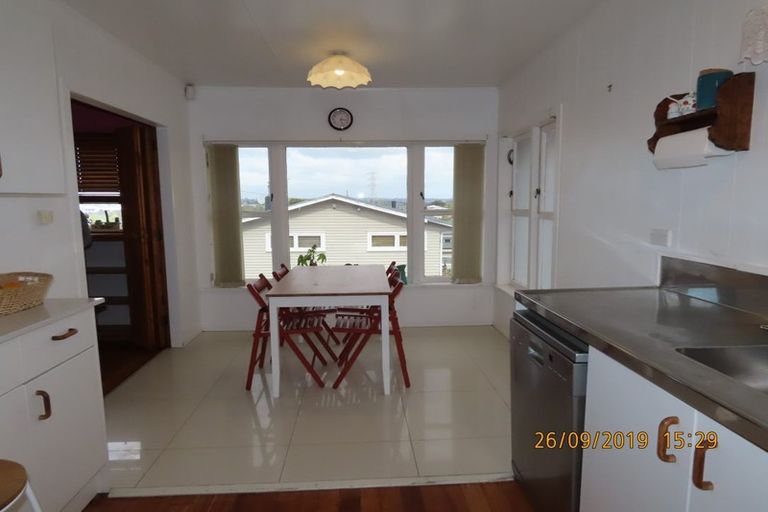 Photo of property in 19 Fairlea Road, Te Atatu South, Auckland, 0610