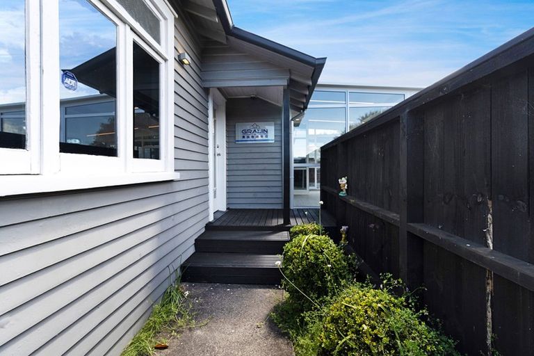 Photo of property in 3208a Great North Road, New Lynn, Auckland, 0600