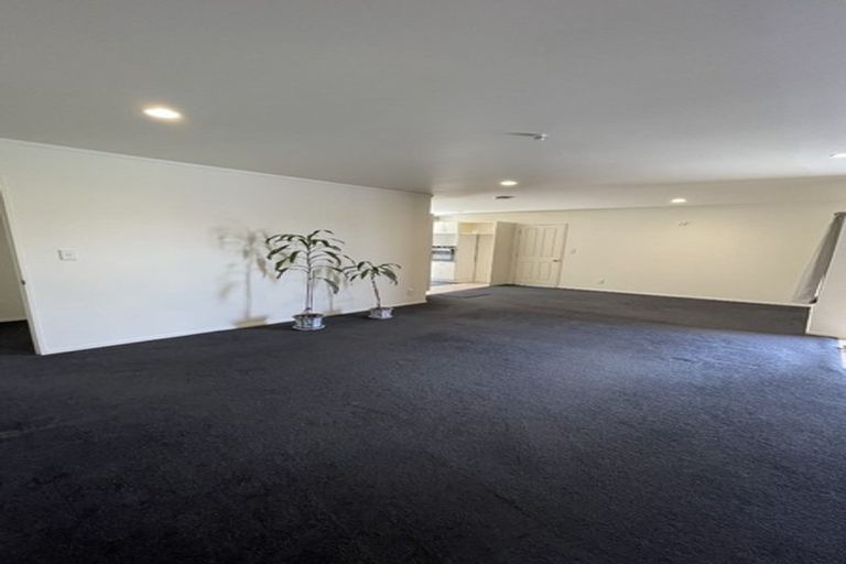 Photo of property in 34 Ginders Drive, Massey, Auckland, 0614