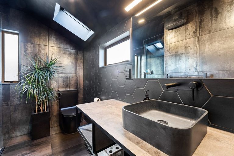 Photo of property in 210 East Coast Road, Forrest Hill, Auckland, 0620