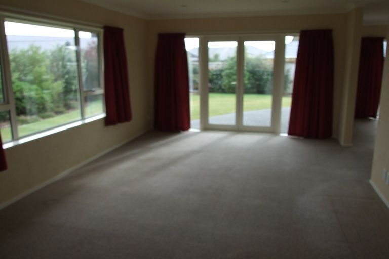 Photo of property in 5 Lourie Way, Fitzherbert, Palmerston North, 4410